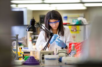 An Illinois Tech student conducts research