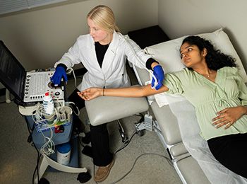 An Illinois Tech student works in the Center for Nutrition Research
