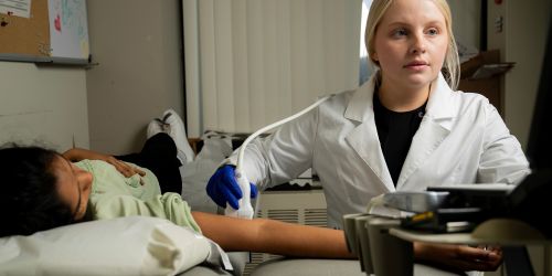 An Illinois Tech student works in the Center for Nutrition Research