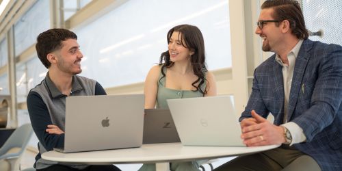 Illinois Tech industrial-organizational psychology students work together on campus