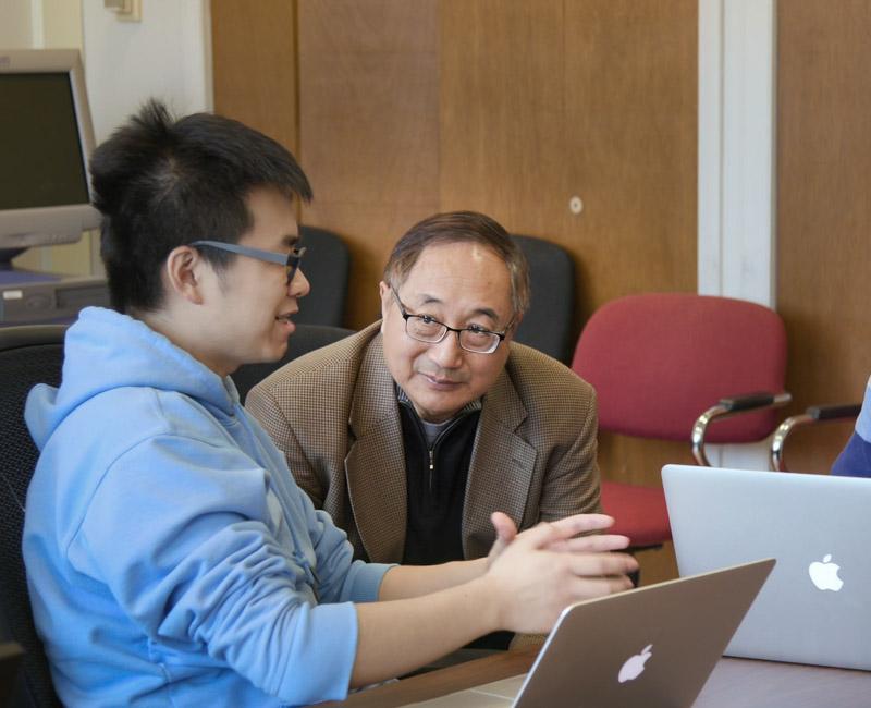 Photo of Xian-He Sun working with a student