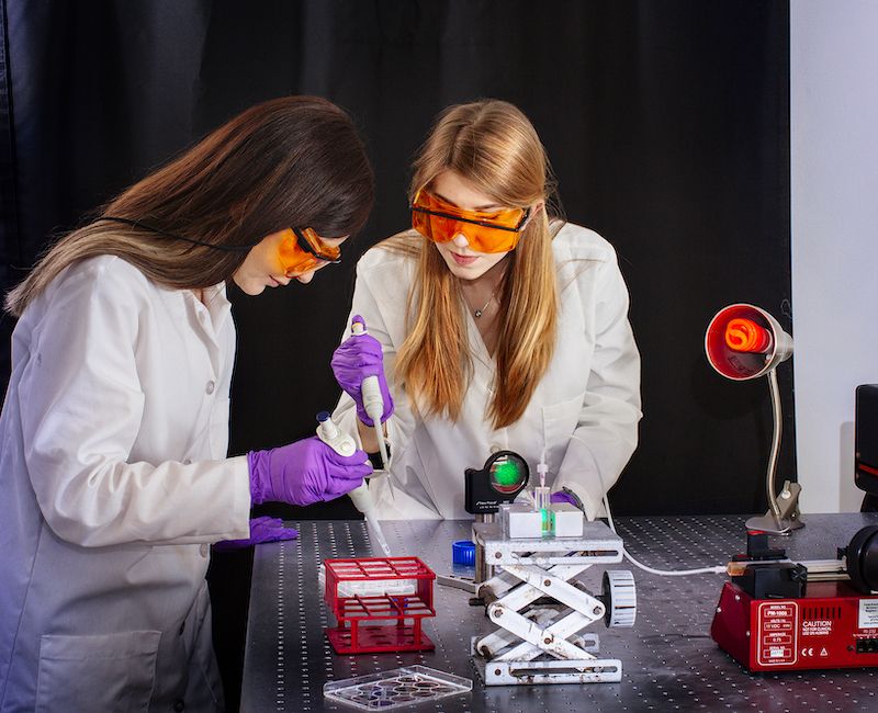 Georgia Papavasiliou and Merjem Mededovic in the lab