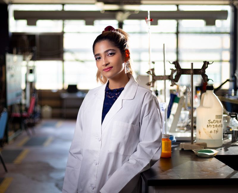 Photo of Pulkita Jain leaning against counter in laboratory